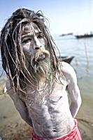 Aghori Baba on chandra ghat or burning ghat, Bénares, UP, india.
