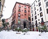 Arco de Cuchilleros nevado. Madrid. España.