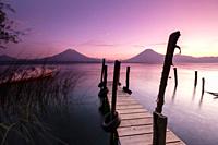 volcanes de Atitlán 3537 m. y San Pedro 3020 m. lago de Atitlán,departamento de Sololá , República de Guatemala, América Central.