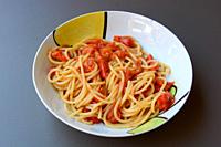 spaghetti with fresh cherry tomatoes and basil for a Mediterranean diet dressed with olive oil.