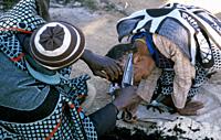 Hair cutting ( Lesotho). Funerary ritual : hair cutting after the burial of a relative.