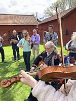 Fiddler entertainers at Ekeby By home village in Vänge. .