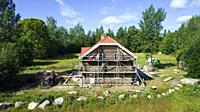 Project to build a mud house in Goda Händer's eco village in Råbäck. . The house is built of straw bales supported by a wooden frame, where the straw ...