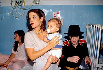 v.l. Lisa Marie Presley, Michael Jackson on 01.08.1994 in Budapest. | usage worldwide. - Budapest/Hungary-stock-photo