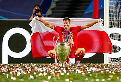 firo Football: 23.08.2020 Champions League Final FC Bayern Munich, Munich, Muenchen - Paris Saint Germain 1: 0 Award ceremony: Robert Lewandowski (Muenchen) with cup and Polish flag Trophae Peter Schatz / Pool / via / firosportphoto - UEFA REGULATIONS PROHIBIT ANY USE OF PHOTOGRAPHS as IMAGE SEQUENCES and / or QUASI-VIDEO - National and international News-Agencies OUT Editorial Use ONLY | usage worldwide. - Lisbon/Portugal-stock-photo