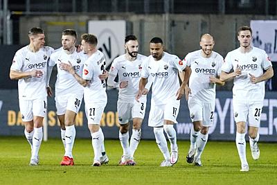 06 November 2020, Baden-Wuerttemberg, Sandhausen: Football: 2nd Bundesliga, SV Sandhausen - Eintracht Braunschweig, 7th matchday, Hardtwaldstadion. Sandhausen's Alexander Esswein (2nd from left) cheers with teammates for the goal of the 1:0. Photo: Uwe Anspach/dpa - IMPORTANT NOTE: In accordance with the regulations of the DFL Deutsche Fußball Liga and the DFB Deutscher Fußball-Bund, it is prohibited to exploit or have exploited in the stadium and/or from the game taken photographs in the form of sequence images and/or video-like photo series. - Sandhausen/Baden-Wuerttemberg/Germany-stock-photo