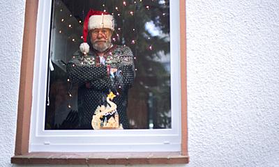 11 November 2020, Lower Saxony, Celle: Willi Dahmen, professional Santa Claus actor, is standing at the kitchen window of his apartment. This year, however, the Corona pandemic is putting hundreds of rented Father Christmases in Germany out of work. Photo: Julian Stratenschulte/dpa. - Celle/Lower Saxony/Germany-stock-photo