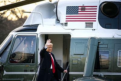 U.S. President Donald Trump waves as he boards Marine One on the South Lawn of the White House in Washington, D.C., U.S., on Wednesday, Jan. 20, 2021. .Credit: Al Drago / Pool via CNP | usage worldwide. - Washington/District of Columbia/United States of America-stock-photo