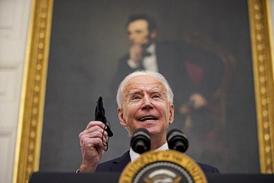 U.S. President Joe Biden holds a protective mask while speaking during an event on his administration's Covid-19 response in the State Dining Room of the White House in Washington, D.C., U.S., on Thursday, Jan. 21, 2021. Biden in his first full day in office plans to issue a sweeping set of executive orders to tackle the raging Covid-19 pandemic that will rapidly reverse or refashion many of his predecessor's most heavily criticized policies. .Credit: Al Drago / Pool via CNP | usage worldwide. - Washington/District of Columbia/United States of America-stock-photo