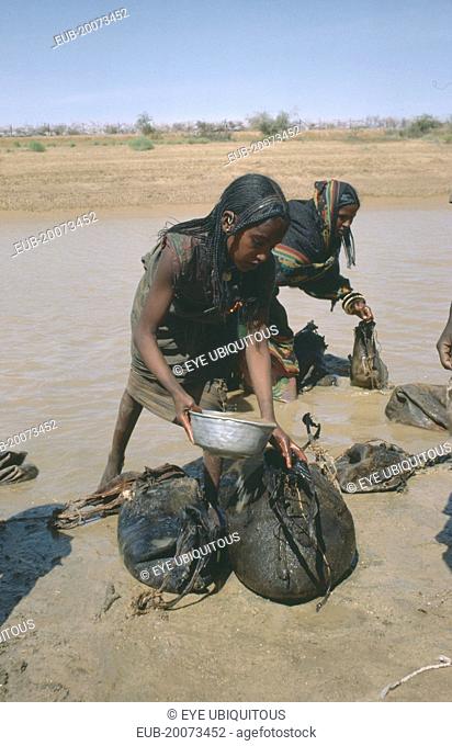 Kababish tribeswomen collecting water