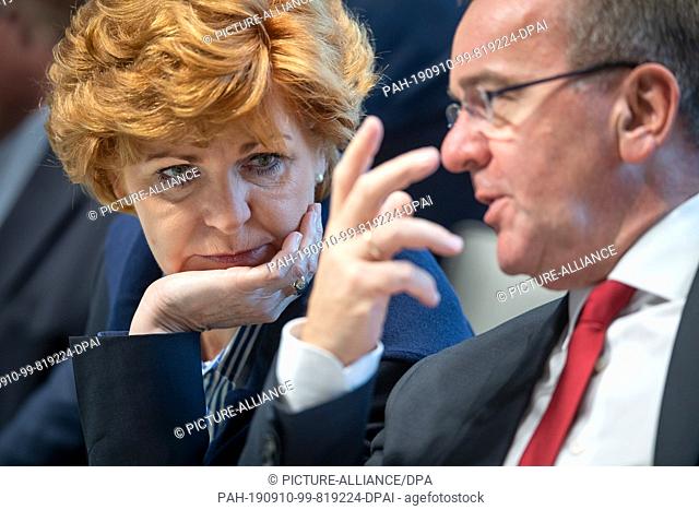 10 September 2019, Lower Saxony, Hanover: Barbara Havliza (CDU, l), Minister of Justice of Lower Saxony, speaks with Boris Pistorius (SPD)