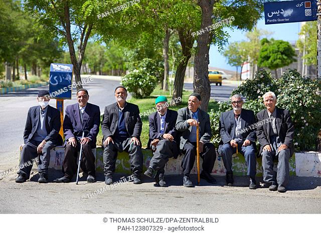 A group of old men on a street in the city of Bijar in western Iran, taken on 04.06.2017. | usage worldwide. - Bijar/Kurdistan/Iran