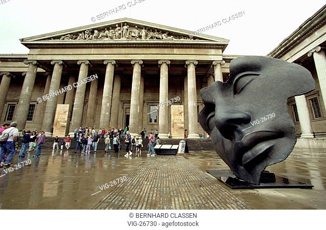 British Museum in London, in the foreground a sculpture, showing a female face. - LONDON, GROSSBRITANNIEN, 04/08/2002