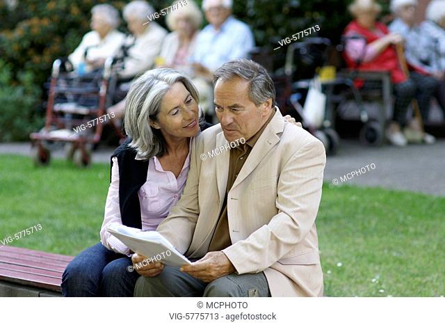 Ein aelteres Paar besichtigt ein Seniorenheim und lesen sich die Vertragsbedingungen durch, Hamburg| Old couple are visit with a senior home and read the...