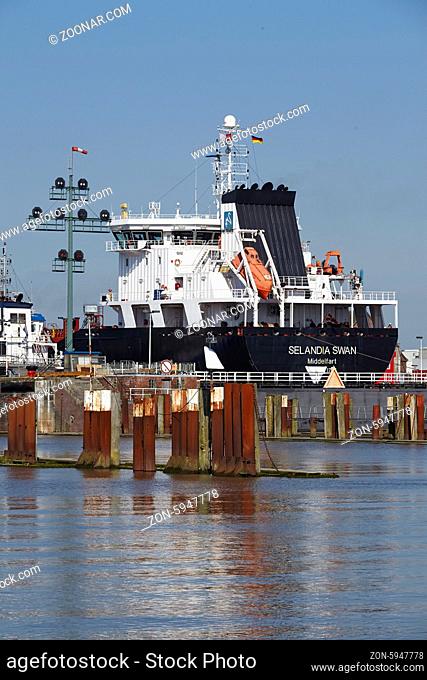 Das Containerschiff Selandia Swan beim einfahren in die Schleusenanlage Brunsbüttel am 17. Mai 2014