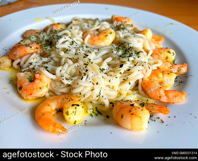 Spaghetti with prawns, parsley and olive oil