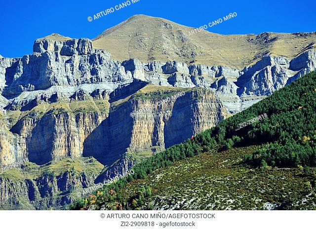 Mondarruego Peak or Punta Escuzana, 2.845 mts. Valley of Ordesa and Monte Perdido National Park. Aragonese Pyrenees. Torla, Huesca province, Spain
