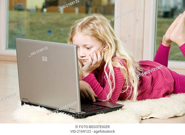 girl using laptop - 01/06/2010
