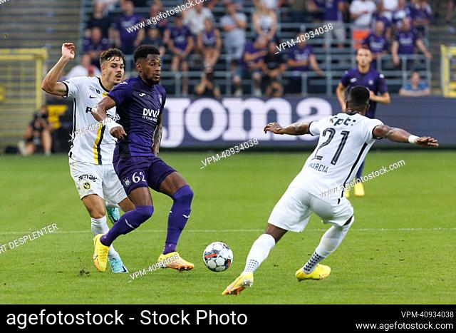 Anderlecht's Amir Murillo and YB's Ulisses Garcia fight for the ball during a soccer game between Belgian RSC Anderlecht and Swiss BSC Young Boys