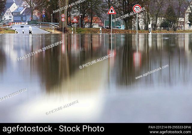 14 December 2023, Baden-Württemberg, Riedlingen: The district road between Unlingen and Daugendorf is completely flooded by the Danube The flood situation...