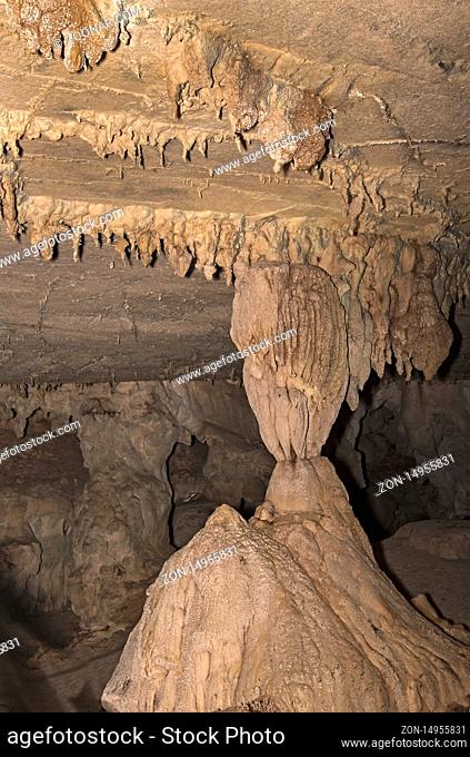 Tropfsteinsäule, Stalagnat, die durch das Aufeinandertreffen von Stalaktiten und Stalagmiten entsteht, Langhöhle, Lang Cave, Gunung Mulu Nationalpark, Sarawak