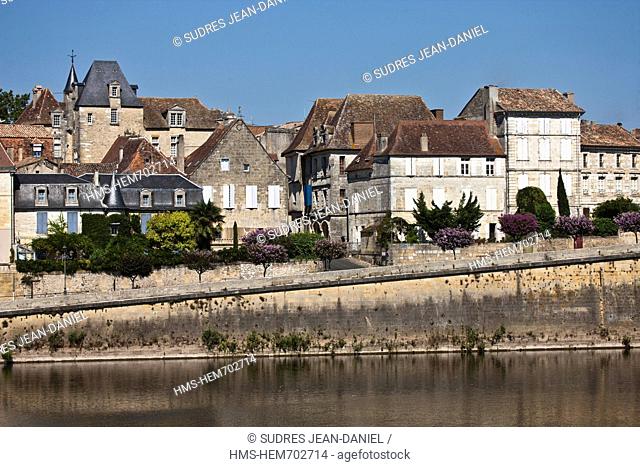France, Dordogne, Bergerac, Bergerac Old and the banks of the Dordogne, the old town overlooking the banks of the Dordogne