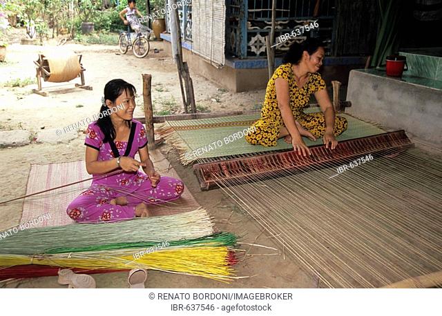 Women weaving sleeping mats, Mekong Delta, Vietnam, Asia