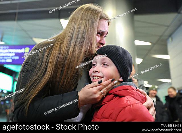 RUSSIA, MOSCOW - 19 de diciembre de 2023: Alexandra Zhulina y su hijo Nikita Artemichev que ha llegado a un vuelo Estambul-Moscow