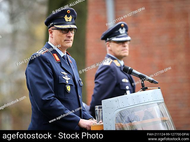 24 November 2021, Schleswig-Holstein, Appen: Ingo Gerhartz (l), Lieutenant General and Inspector of the German Air Force, speaks next to Thomas Berger
