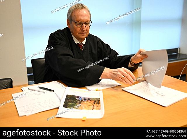 27 November 2023, Hesse, Frankfurt/Main: Frank Richtberg, lawyer for the former mayor, prepares his documents in the courtroom of the Frankfurt Higher Regional...