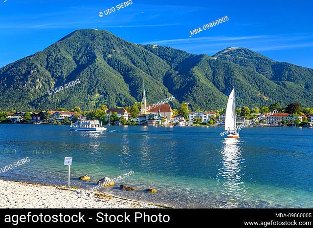 Germany, Bavaria, Upper Bavaria, Mangfall Mountains, Tegernsee Valley, Rottach-Egern, district Egern, Tegernsee with St. Laurentius Church