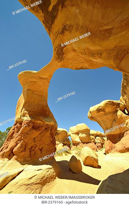 Metate Arch, natural arch, Devil's Garden, eroded hoodoos and Entrada Sandstone rock formations, Goblins, Hole-In-The-Rock-Road