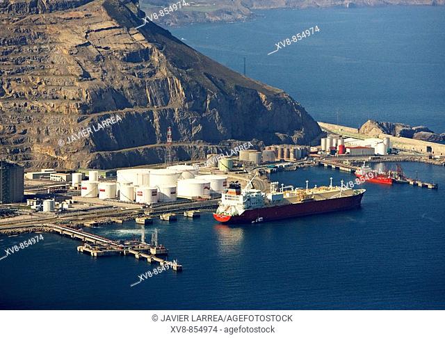 LNG carrier unloading liquefied natural gas in Bahia de Bizkaia Gas, regasification terminal, Port, Bilbao, Biscay, Basque Country, Spain