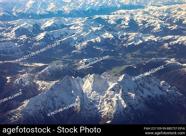 06 November 2023, Bavaria, Munich: View from an airplane of the first snow-covered mountain peaks in the Alps. Photo: Jan Woitas/dpa