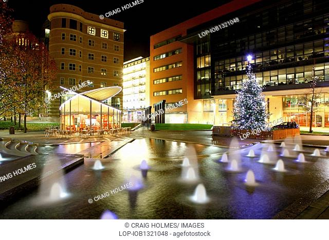 England, West Midlands, Birmingham, Central Square, Brindleyplace, at Christmas time. Brindleyplace is an award winning business and leisure destination in the...