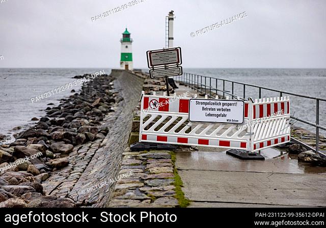 PRODUCTION - 09 November 2023, Schleswig-Holstein, Maasholm: A sign on the lighthouse warns of possible dangers from torn but still live power lines on...