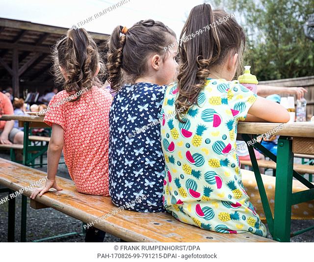 The triplets Katharina (l-r), Alexandra and Marlena (three years old), photographed at the traditional triplet meeting of the Hessian Prime Minister at the open...