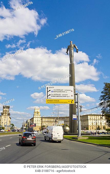 Traffic passing Monument to Yuri Gagarin, Ploshchad Gagarina, Gagarinsky district, Leninsky Prospekt, Moscow, Russia