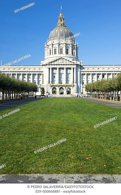 exterior view of the city hall of San Francisco, USA