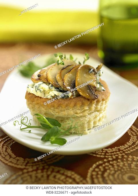 tartaleta de roquefort y champinones al horno / tartlet with roquefort and baked mushrooms