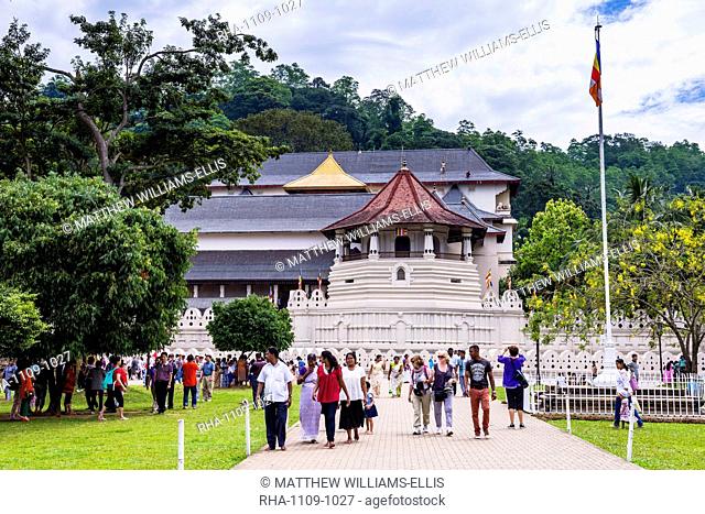 People visiting the Temple of the Sacred Tooth Relic (Temple of the Tooth) (Sri Dalada Maligawa), UNESCO World Heritage Site, Kandy, Sri Lanka, Asia
