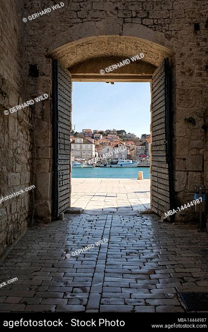 The southern city gate (sea gate) in the old town of Trogir, UNESCO World Heritage Site, Split-Dalmatia County, Dalmatia, Croatia, Europe