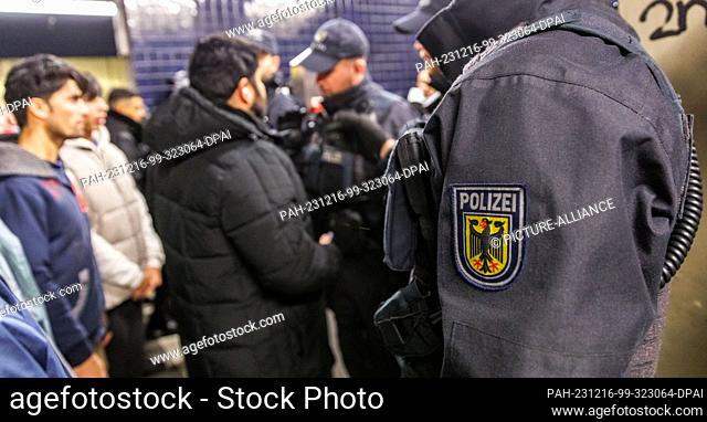 16 December 2023, Hamburg: Officers of the Federal Police decide at a checkpoint at Hamburg Central Station who will subsequently be checked to enforce the...