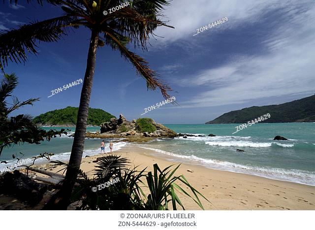 Ein Strand in Hat Nai Harn im sueden der Insel Phuket im sueden von Thailand in Suedostasien