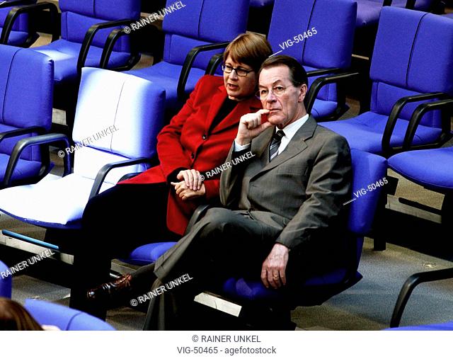 GERMANY, BERLIN, 25.09.2003 Krista SAGER (B³ndnis 90 / Die Gr³nen ), Fraktionsvorsitzende und Franz MUENTEFERING ( SPD ), Parteivorsitzender im Bundestag
