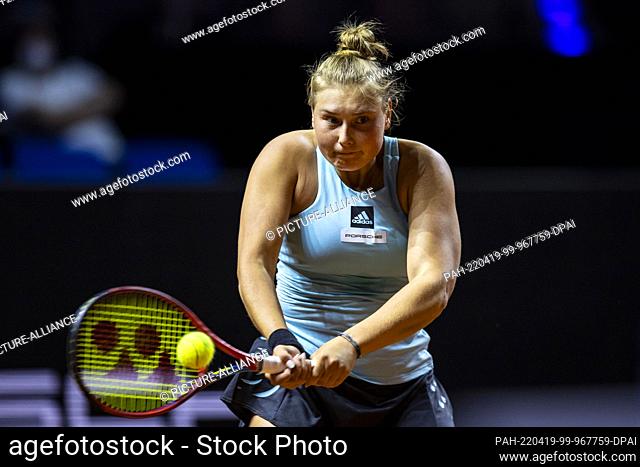 19 April 2022, Baden-Wuerttemberg, Stuttgart: Tennis: WTA Tour - Stuttgart, singles, women, 1st round, Rybakina (Kazakhstan) - Schunk (Germany)