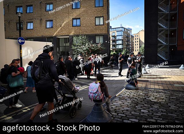 17 September 2022, Great Britain, London: Numerous people stand in a long queue in the district of Bermondsey between the start of the queue in Southwark Park...