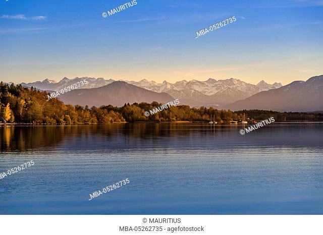 Germany, Bavaria, Upper Bavaria, Bad Tölz county, Fünfseenland area, Münsing, district Ambach, Lake Starnberg against alpine foothills with Karwendel Mountains