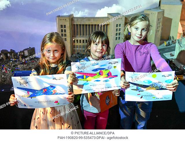 20 August 2019, Berlin: Maxima (l-r), Milly and Hanna show their painted raisin bombers at the award ceremony of the painting competition on the occasion of the...