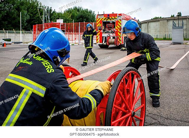 WINDING UP THE HOSE ON ITS REEL, FIRE TRAINING, VOLUNTARY INTRODUCTORY IMMERSION COURSE FOR YOUNG FIREFIGHTERS, JSP, SDIS 78, YVELINES